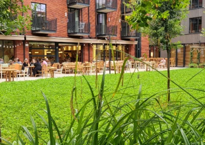 Aménagement de la terrasse et du jardin de l’hôtel, restaurant et coworking de l’hôtel Mob House à Saint-Ouen